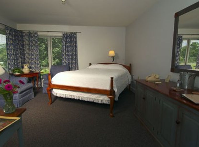 The Red-Winged Blackbird - Room 5 at Murphin Ridge Inn